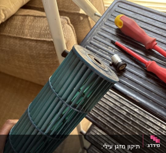 מסנן אוויר וכלי עבודה על סולם